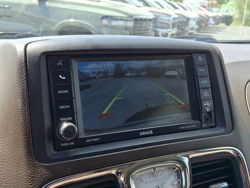 Used 2014 Chrysler Town & Country Touring image 19