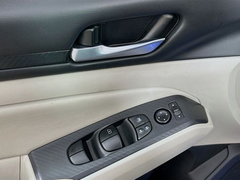 Used 2025 Nissan Altima 2.5 SV FWD image 15