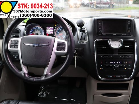 Used 2014 Chrysler Town & Country Touring image 18