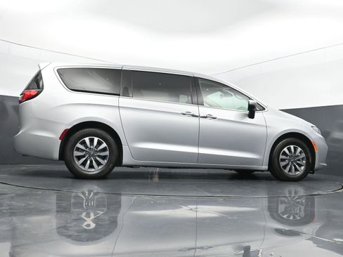 Used 2023 Chrysler Pacifica Touring-L FWD image 40
