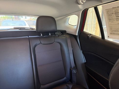 Used 2025 Chevrolet Trax LT FWD image 36