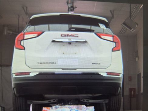 Used 2023 GMC Terrain SLT w/ Tech Package image 15