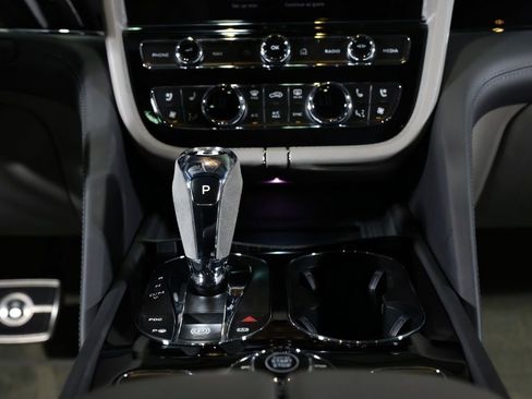 Used 2022 Bentley Bentayga AWD/4WD image 24
