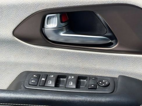 Used 2020 Chrysler Voyager L FWD image 17
