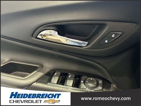 Used 2024 Chevrolet Equinox Premier image 11