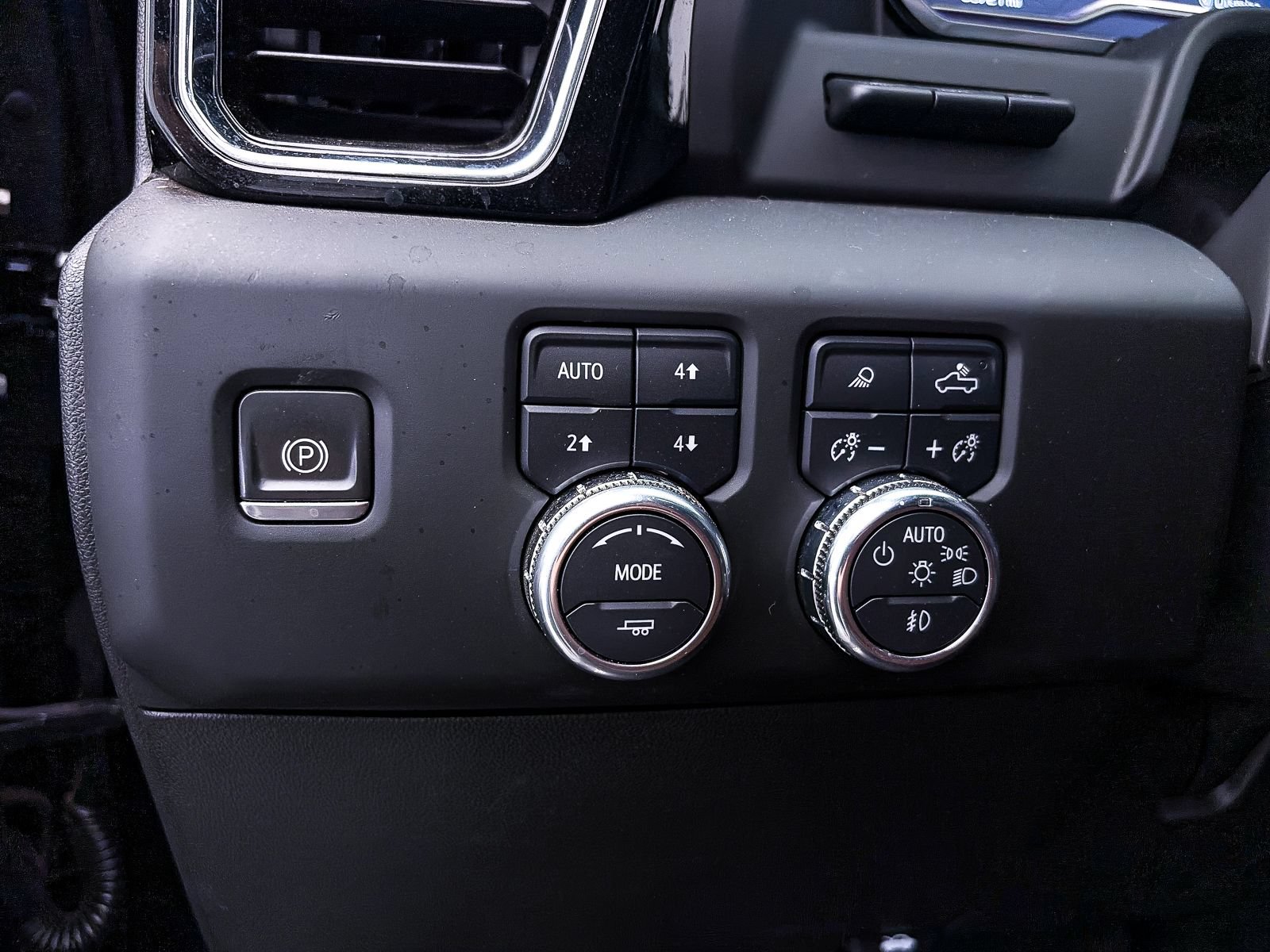 Used 2024 GMC Sierra 2500 Denali Ultimate AWD/4WD image 9