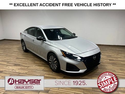 Used 2025 Nissan Altima 2.5 SV FWD image 13
