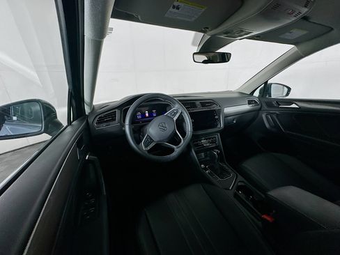 Used 2024 Volkswagen Tiguan SE image 18