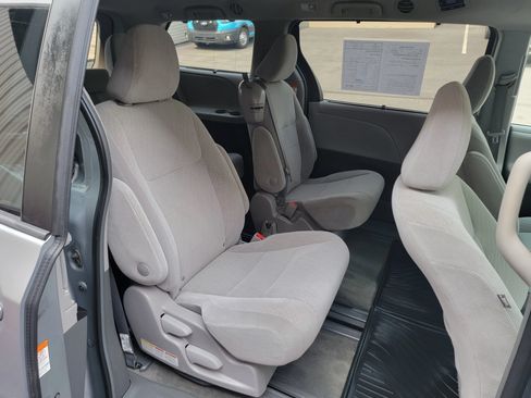 Used 2018 Toyota Sienna LE w/ Carpet Mat Package FWD image 15