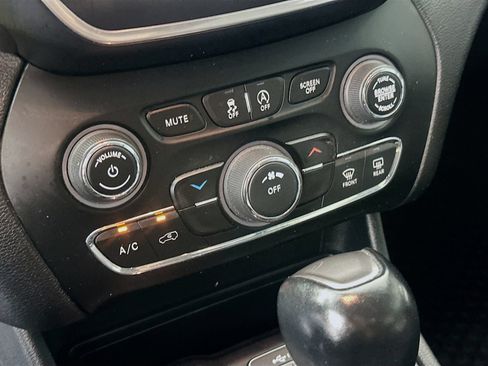 Used 2022 Jeep Cherokee Latitude AWD/4WD image 16
