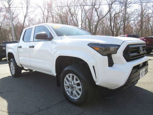 Used 2024 Toyota Tacoma SR RWD image 3