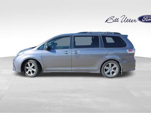 Used 2019 Toyota Sienna SE image 8