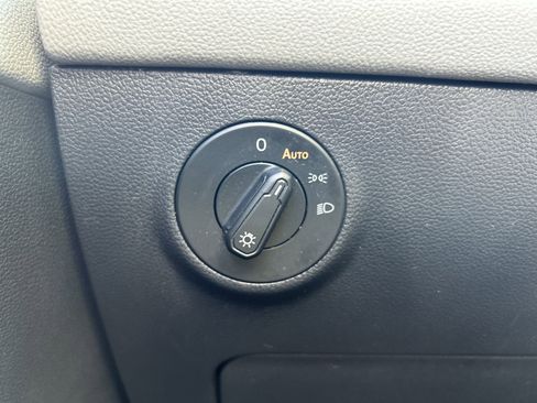 Certified 2023 Volkswagen Taos SE w/ Black Wheel Package image 19