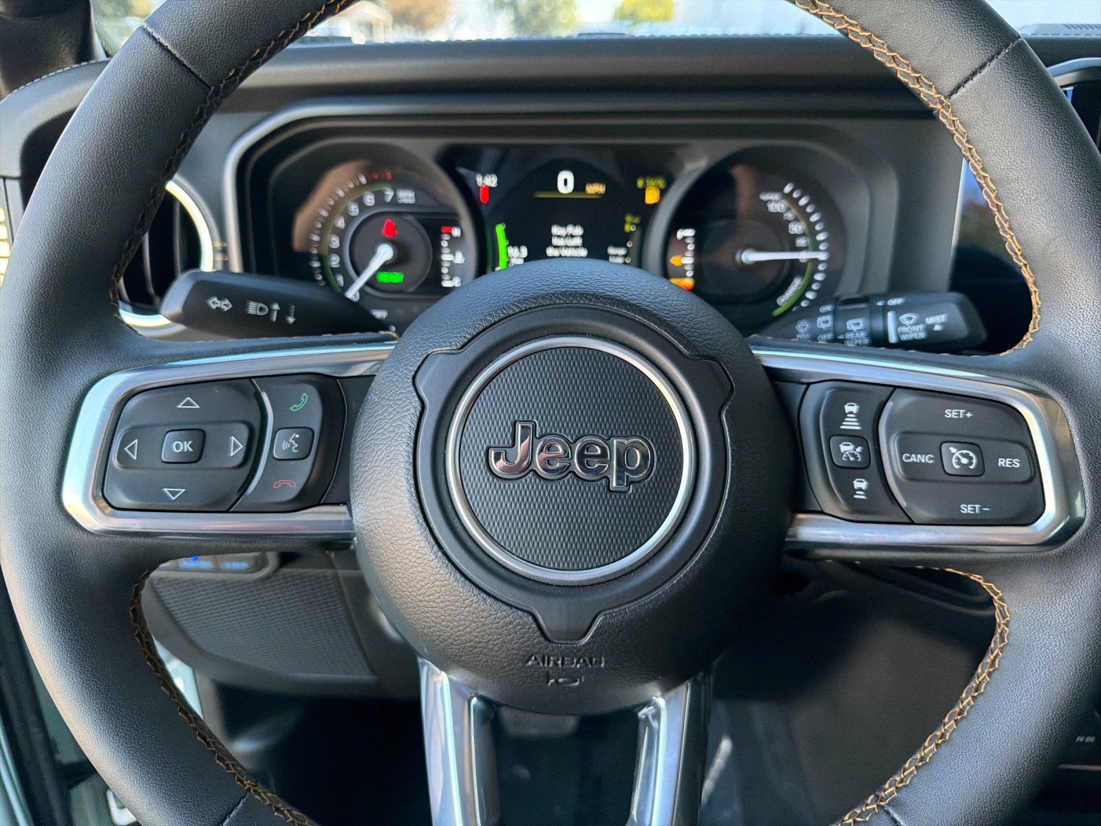 Used 2024 Jeep Wrangler Unlimited Sahara w/ Technology Group AWD/4WD image 27