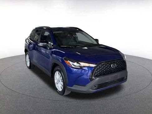 Used 2025 Toyota Corolla Cross LE image 3