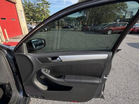 Used 2014 Volkswagen Jetta SE FWD image 29