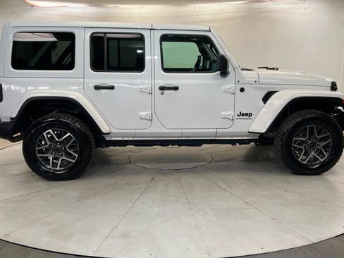 Used 2025 Jeep Wrangler Unlimited Sahara AWD/4WD image 6