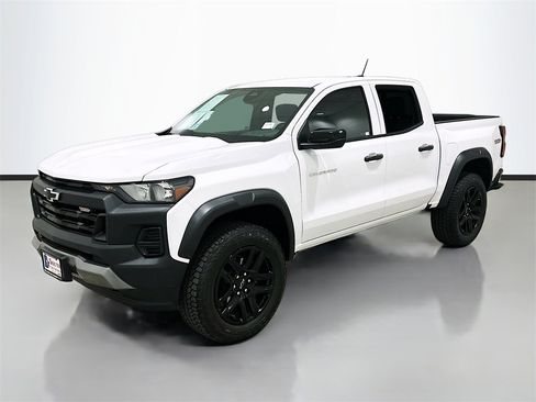 Used 2024 Chevrolet Colorado Trail Boss image 3