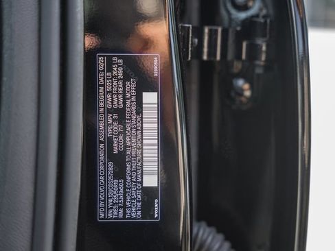 Certified 2025 Volvo XC40 B5 Plus AWD/4WD image 42