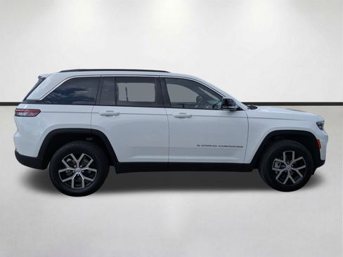 Used 2025 Jeep Grand Cherokee Limited image 3