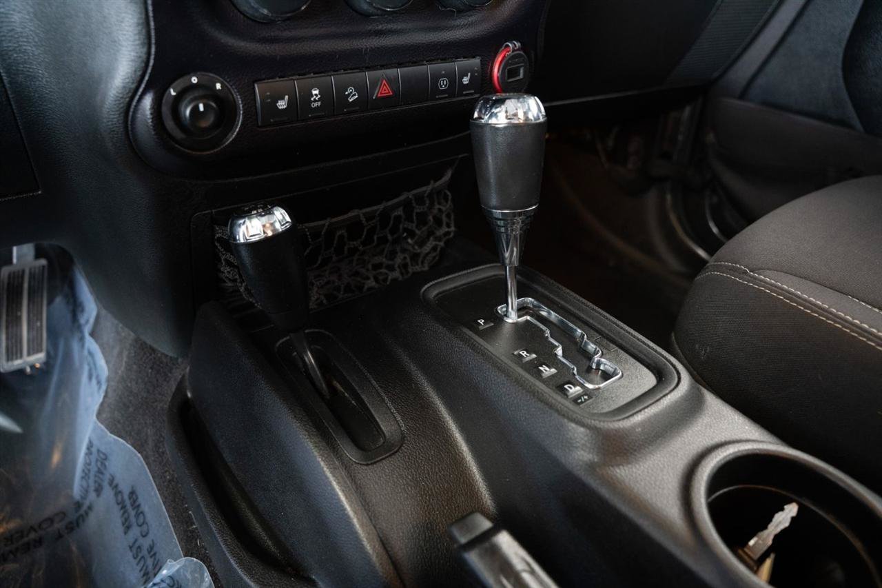 Used 2014 Jeep Wrangler Unlimited Rubicon w/ Connectivity Group AWD/4WD image 20