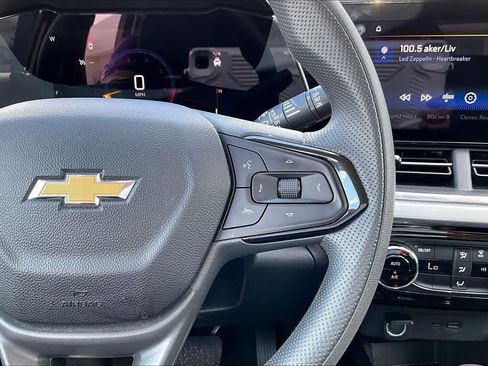 Used 2025 Chevrolet Trax LT FWD image 20