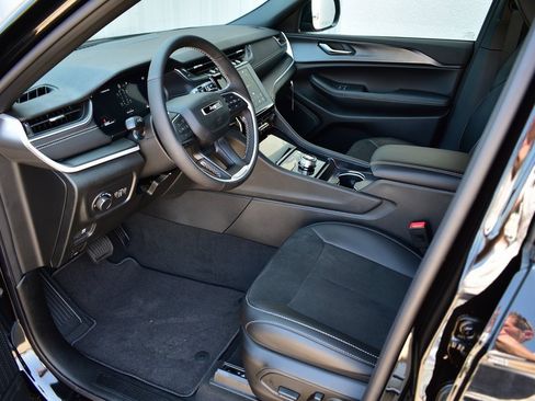 New 2025 Jeep Grand Cherokee L Altitude image 16