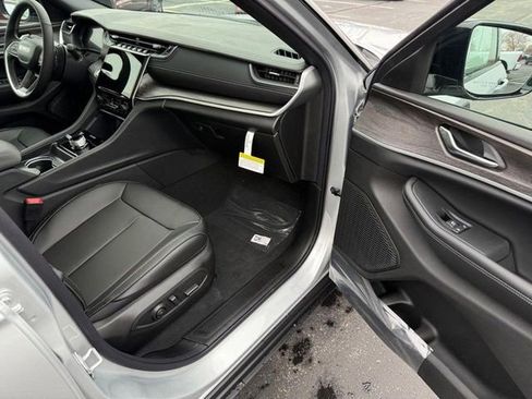 New 2025 Jeep Grand Cherokee L Limited image 18