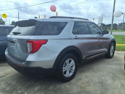 Used 2024 Ford Explorer XLT RWD image 2