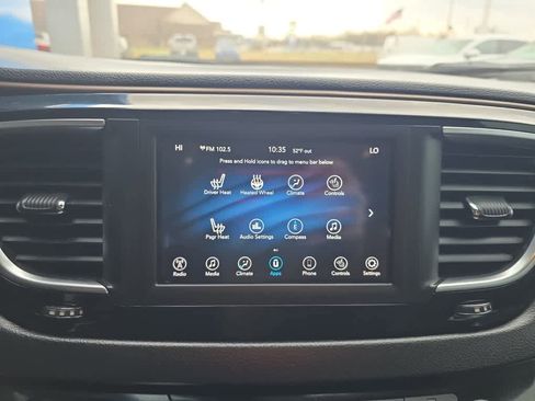 Used 2019 Chrysler Pacifica Touring-L image 11