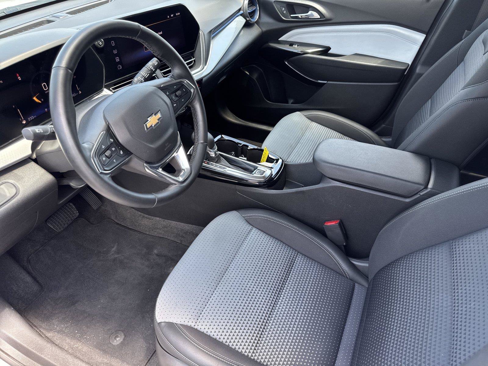 Used 2025 Chevrolet Trax LT w/ LT Convenience Package FWD image 10