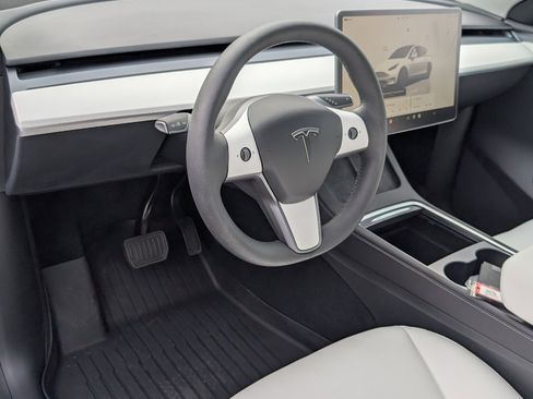 Used 2022 Tesla Model Y Long Range image 14