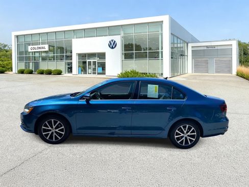 Used 2017 Volkswagen Jetta SE FWD image 2