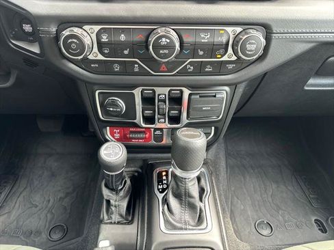 Used 2025 Jeep Gladiator Mojave AWD/4WD image 18