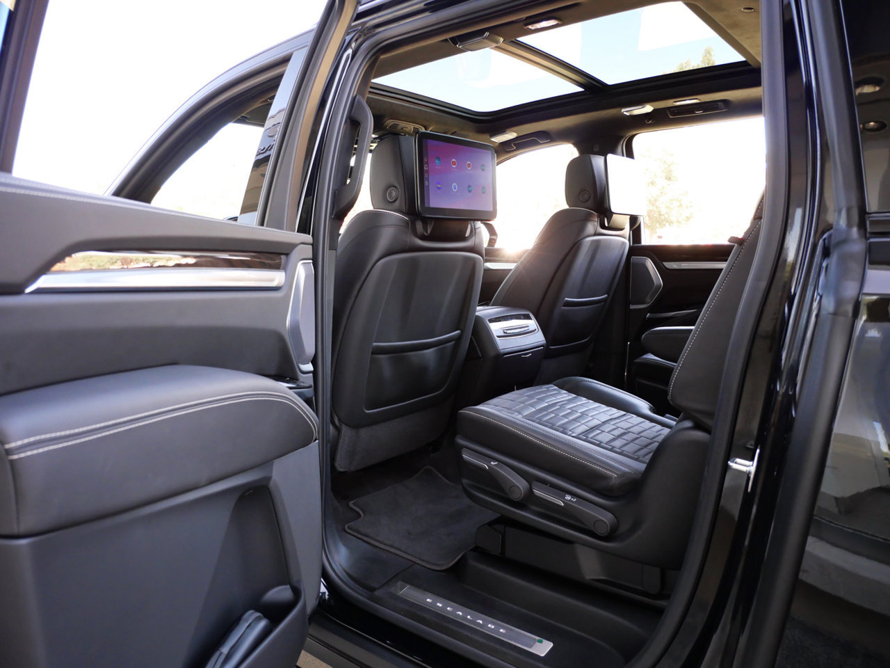 Used 2026 Cadillac Escalade ESV Platinum Sport w/ LPO, ONYX Package AWD/4WD image 18