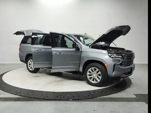 Used 2023 Chevrolet Suburban Premier AWD/4WD image 10
