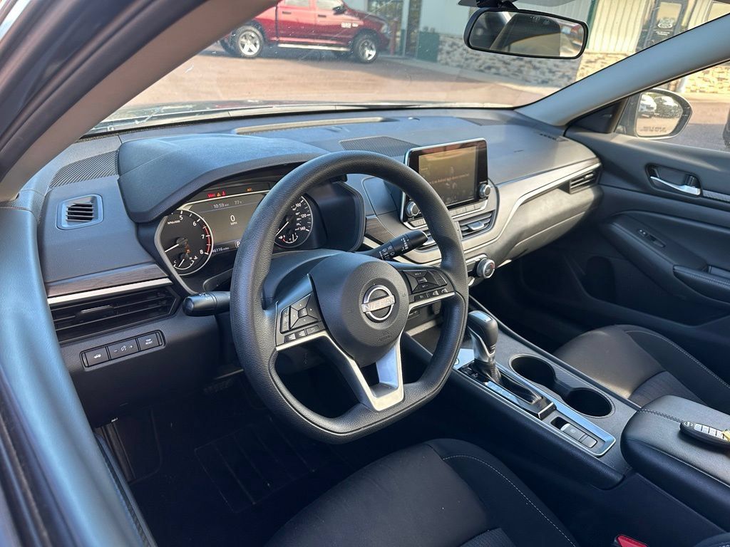Used 2025 Nissan Altima 2.5 SV AWD/4WD image 2