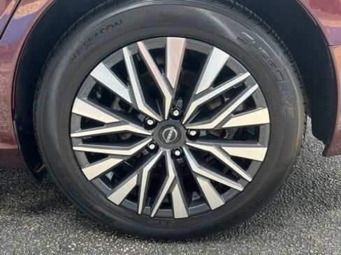 Used 2024 Nissan Altima 2.5 SV FWD image 11