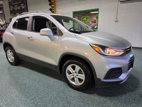 Used 2017 Chevrolet Trax LT w/ LT Convenience Package FWD image 4
