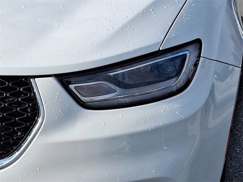 Used 2024 Chrysler Pacifica Touring-L image 9