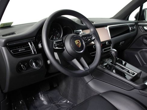 Used 2025 Porsche Macan image 4