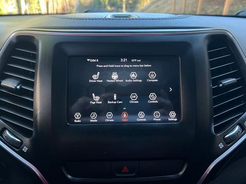 Used 2019 Jeep Cherokee Latitude w/ Cold Weather Group image 23