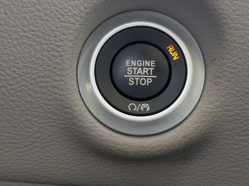 Used 2023 Chrysler Pacifica Limited FWD image 35