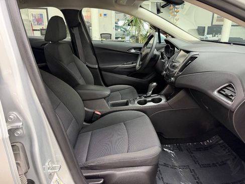 Used 2017 Chevrolet Cruze LT w/ LT Convenience Package FWD image 17