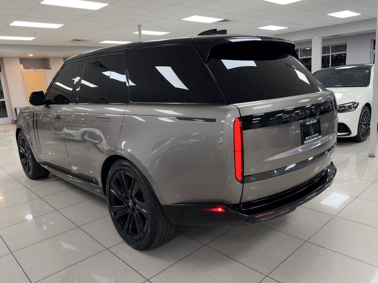 Used 2023 Land Rover Range Rover SE AWD/4WD image 6