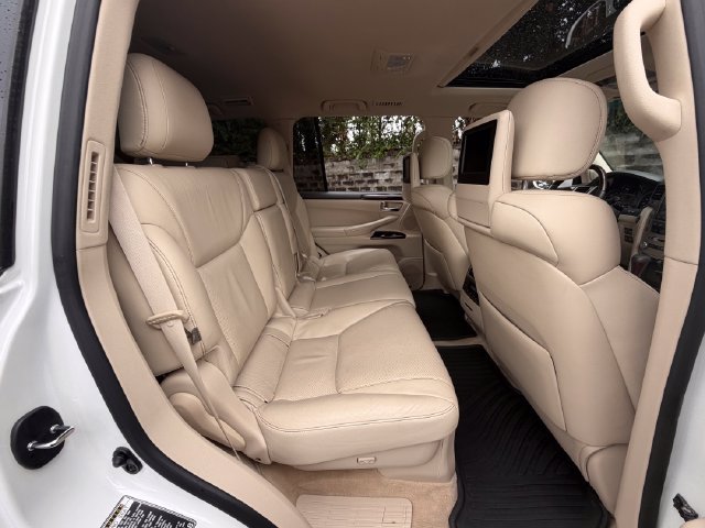 Used 2015 Lexus LX 570 4WD w/ Luxury Package image 38