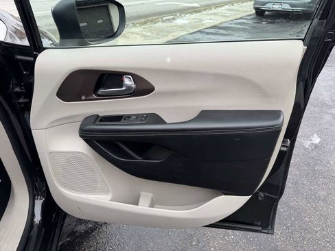 Used 2021 Chrysler Voyager Lxi image 19