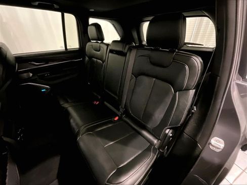 Used 2022 Jeep Grand Cherokee Overland AWD/4WD image 15