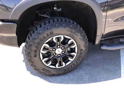 Used 2022 Chevrolet Silverado 1500 ZR2 image 2