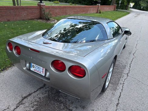 Used 2000 Chevrolet Corvette Coupe w/ Roof Pkg RWD image 11